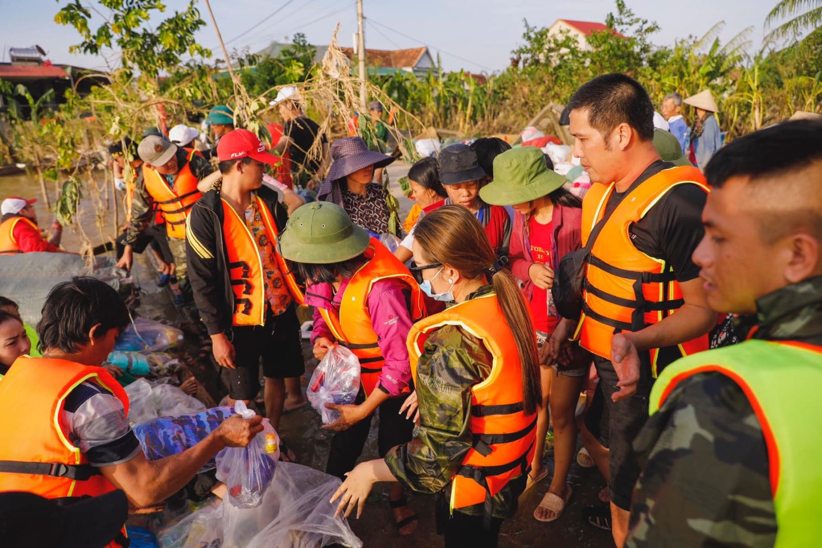 YHL chung tay chia sẻ yêu thương vì đồng bào miền Trung ruột thịt