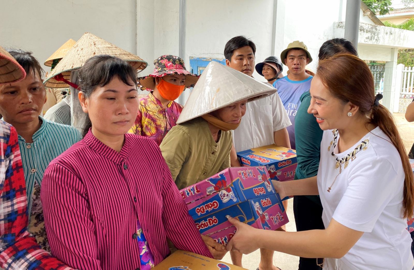 Chung tay “giải cứu” khó khăn cho bà con xã Bình Ân – Tiền Giang