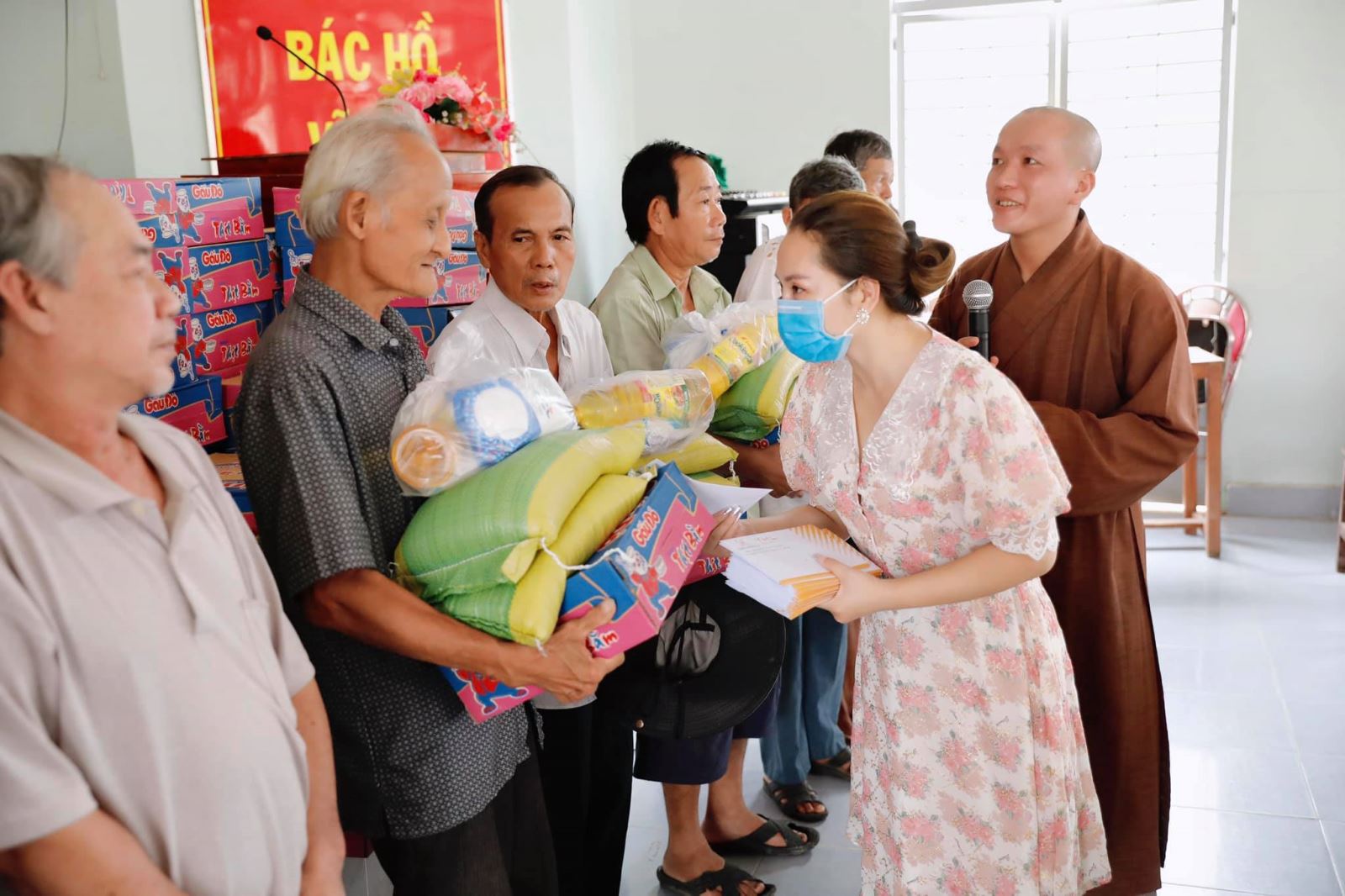 Chuyến thiện nguyện của YHL tới vùng sâu Phong Nẫm, tỉnh Bến Tre