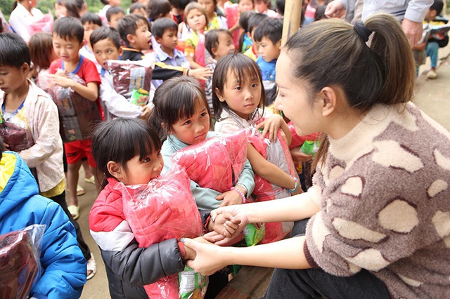 Hằng Lê – Nhà sáng lập thương hiệu YHL: “Tôi muốn lan tỏa giá trị nhân ái đến với cộng đồng”